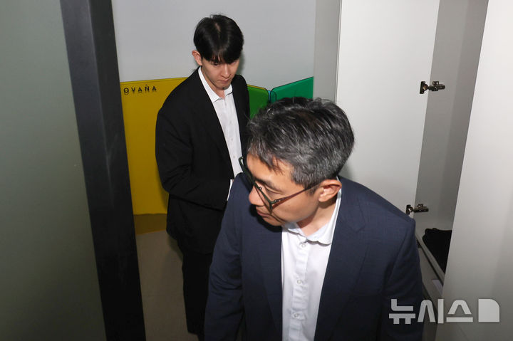 [서울=뉴시스] 조성우 기자 = 김건희 여사의 각종 의혹을 수사 중인 특별검사팀 관계자들이 25일 서울 서초구 아크로비스타 내 김 여사의 코바나컨텐츠 사무실 압수수색을 마친 뒤 철수하고 있다. 2025.07.25. xconfind@newsis.com