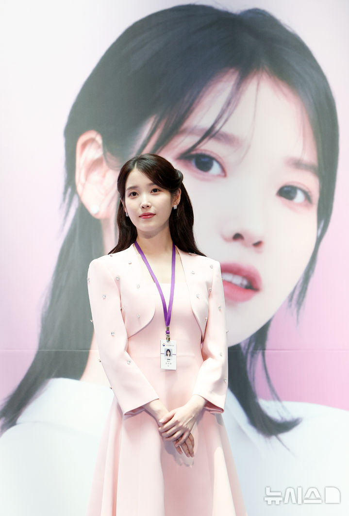 [인천공항=뉴시스] 김선웅 기자 = 가수 겸 배우 아이유가 25일 인천국제공항에서 열린 인천공항본부세관 홍보대사 위촉식에 참석해 자리하고 있다. 2025.07.25. mangusta@newsis.com