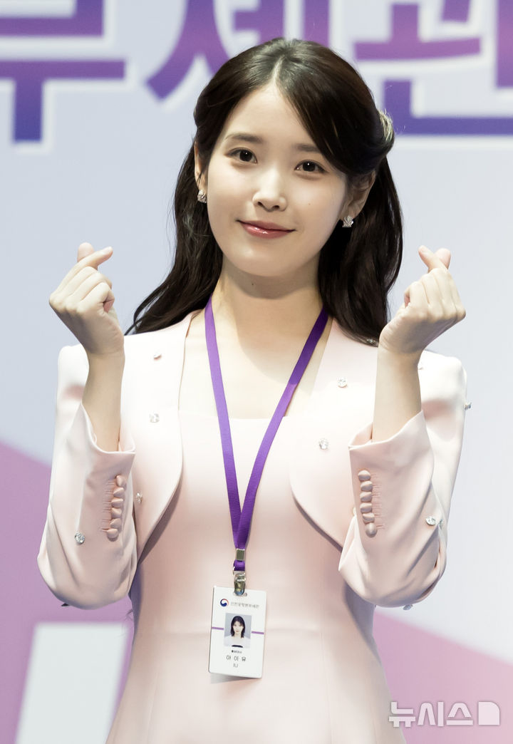 [인천공항=뉴시스] 김선웅 기자 = 가수 겸 배우 아이유가 25일 인천국제공항에서 열린 인천공항본부세관 홍보대사 위촉식에서 기념사진을 촬영하고 있다. 2025.07.25. mangusta@newsis.com