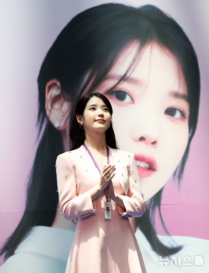 [인천공항=뉴시스] 김선웅 기자 = 가수 겸 배우 아이유가 25일 인천국제공항에서 열린 인천공항본부세관 홍보대사 위촉식에 참석해 자리하고 있다. 2025.07.25. mangusta@newsis.com