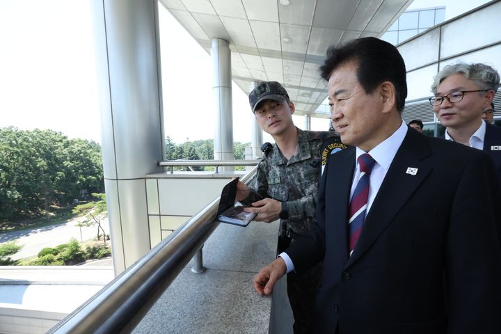 [서울=뉴시스] 정동영 통일부 장관이 취임 첫날인 지난 7월25일 경기 파주시 판문점을 찾아 북측을 바라보고 있다. 정 장관은 이날 유엔사 등 관계자들과 함께 자유의집·평화의집 시설 등을 방문하고 장기간 단절된 남북 연락채널 현지 상황을 점검했다. (사진=통일부 제공) 2025.07.25. photo@newsis.com *재판매 및 DB 금지