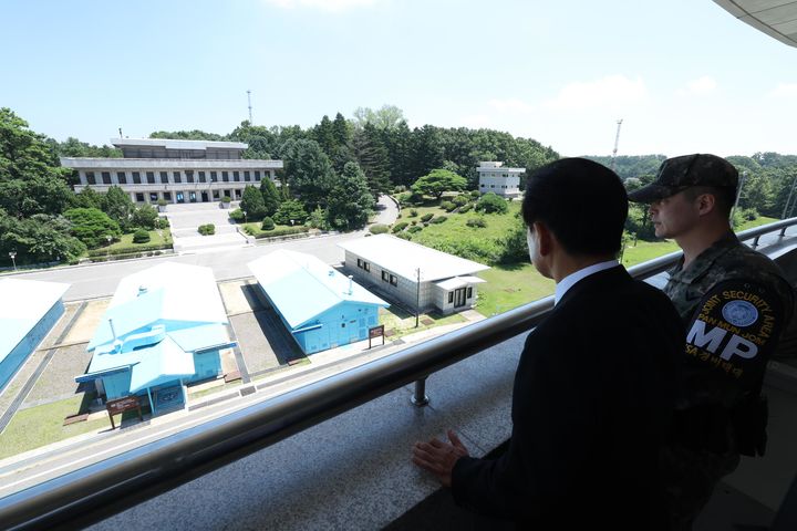 [서울=뉴시스] 정동영 통일부 장관이 취임 첫날인 25일 경기 파주시 판문점을 찾아 북측을 바라보고 있다. 정 장관은 이날 유엔사 등 관계자들과 함께 자유의집·평화의집 시설 등을 방문하고 장기간 단절된 남북 연락채널 현지 상황을 점검했다. (사진=통일부 제공) 2025.07.25. photo@newsis.com *재판매 및 DB 금지