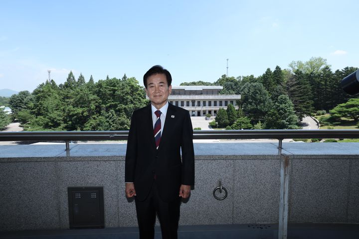 [서울=뉴시스] 정동영 통일부 장관이 취임 첫날인 25일 경기 파주시 판문점을 찾아 기념촬영 하고 있다. 정 장관은 이날 유엔사 등 관계자들과 함께 자유의집·평화의집 시설 등을 방문하고 장기간 단절된 남북 연락채널 현지 상황을 점검했다. (사진=통일부 제공) 2025.07.25. photo@newsis.com *재판매 및 DB 금지