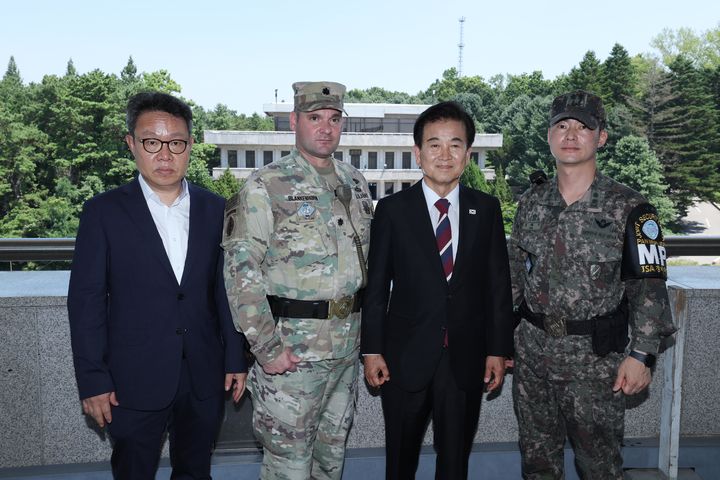 [서울=뉴시스] 정동영 통일부 장관이 취임 첫날인 25일 경기 파주시 판문점을 찾아유엔사 등 관계자들과 기념촬영 하고 있다. (사진=통일부 제공) 2025.07.25. photo@newsis.com *재판매 및 DB 금지