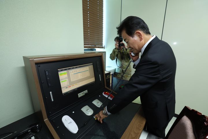 [서울=뉴시스] 정동영 통일부 장관이 취임 첫날인 25일 경기 파주시 판문점을 찾아 장기간 단절된 남북 연락채널을 점검하고 있다. (사진=통일부 제공) 2025.07.25. photo@newsis.com *재판매 및 DB 금지