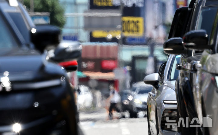 [대구=뉴시스] 이무열 기자 = 폭염이 연일 계속된 25일 대구 중구 달구벌대로에 지열로 인한 아지랑이가 피어오르고 있다. 2026.07.19. lmy@newsis.com