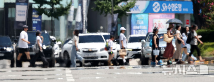 [대구=뉴시스] 이무열 기자 = 폭염이 연일 계속된 지난 7월 25일 대구 중구 달구벌대로에 지열로 인한 아지랑이가 피어오르고 있다. 2026.07.19. lmy@newsis.com