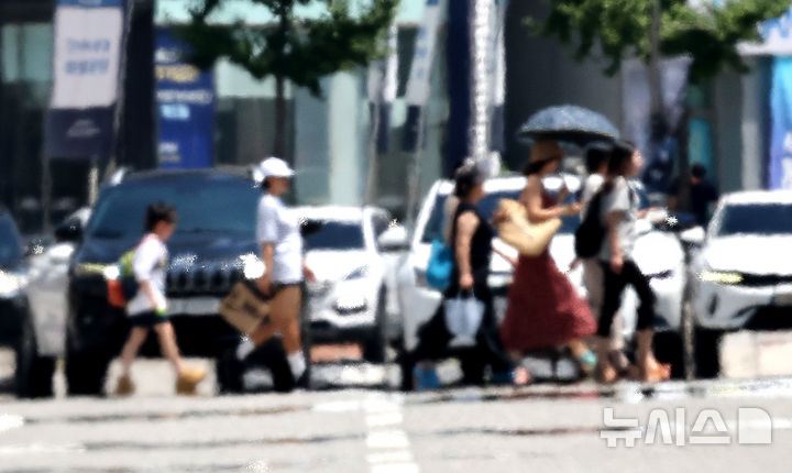 [대구=뉴시스] 이무열 기자 = 폭염이 연일 계속된 25일 대구 중구 달구벌대로에 지열로 인한 아지랑이가 피어오르고 있다. 2026.07.19. lmy@newsis.com