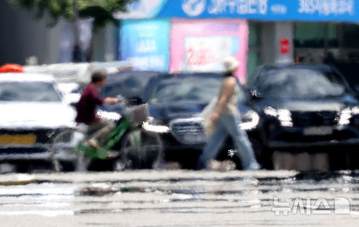 [대구=뉴시스] 이무열 기자 = 폭염이 연일 계속된 25일 대구 중구 달구벌대로에 지열로 인한 아지랑이가 피어오르고 있다. 2026.07.19. lmy@newsis.com