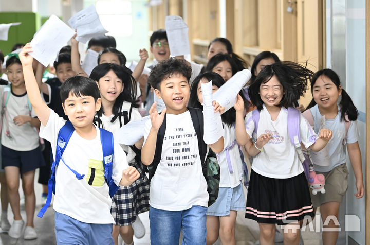 [수원=뉴시스] 김종택 기자 = 25일 경기 수원시 영통구 망포초등학교에서 여름 방학식을 마친 3학년7반 학생들이 환하게 웃으며 하교하고 있다. 2025.07.25. jtk@newsis.com