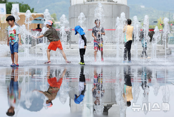 [서울=뉴시스] 김진아 기자 = 폭염이 연일 이어지고 있는 25일 서울 종로구 광화문광장에서 어린이들이 물놀이를 하며 더위를 식히고 있다. 2025.07.25.bluesoda@newsis.com