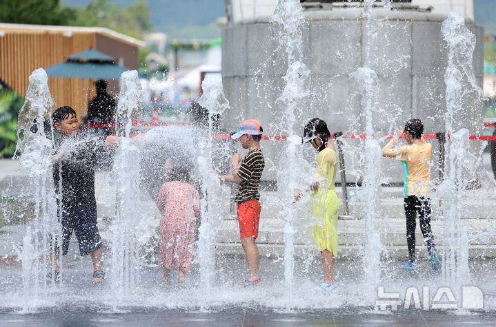 [서울=뉴시스] 김진아 기자 = 폭염이 연일 이어지고 있는 25일 서울 종로구 광화문광장에서 어린이들이 물놀이를 하며 더위를 식히고 있다. 2025.07.25.bluesoda@newsis.com