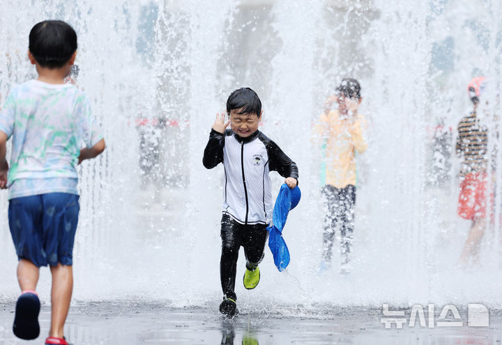 전북 전주·정읍 낮 37도 등 찜통더위…"폭염 대응 수칙 지켜야'