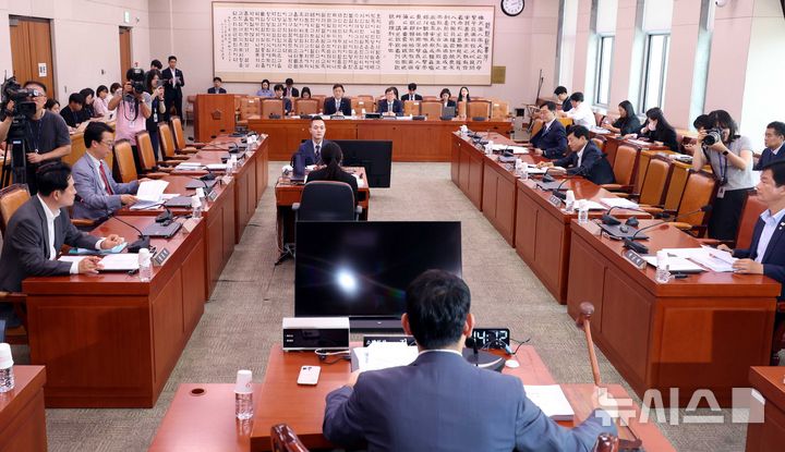 [서울=뉴시스] 조성봉 기자= 김용민 국회 법사위 법안심사제1소위원장이 25일 오후 서울 여의도 국회에서 열린 법제사법위원회 법안심사제1소위원회에서 의사봉을 두드리고 있다. 2025.07.25. suncho21@newsis.com