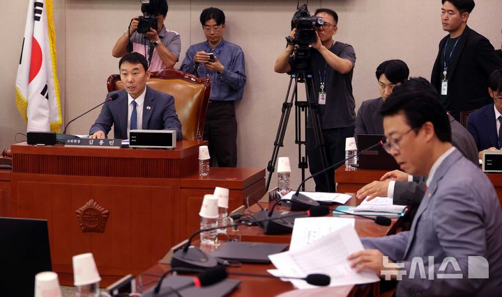 [서울=뉴시스] 조성봉 기자= 김용민 국회 법사위 법안심사제1소위원장이 25일 오후 서울 여의도 국회에서 열린 법제사법위원회 법안심사제1소위원회에서 발언을 하고 있다. 2025.07.25. suncho21@newsis.com