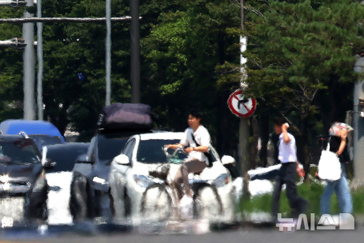 [서울=뉴시스] 조성우 기자 = 전국 대부분 지역에 폭염경보가 내려진 25일 오후 서울 영등포구 여의대로 위로 지열로 인한 아지랑이가 피어오르고 있다. 2025.07.25. xconfind@newsis.com