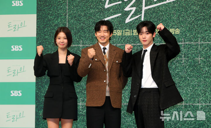 [서울=뉴시스] 김혜진 기자 = 배우 임세미(왼쪽부터), 윤계상, 김요한이 25일 오후 서울 양천구 목동 SBS에서 열린 SBS 새 금토드라마 '트라이: 우리는 기적이 된다'(극본 임진아, 연출 장영석) 제작발표회에서 포즈를 취하고 있다. 2025.07.25. jini@newsis.com