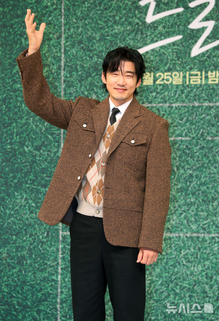 [서울=뉴시스] 김혜진 기자 = 배우 윤계상이 25일 오후 서울 양천구 목동 SBS에서 열린 SBS 새 금토드라마 '트라이: 우리는 기적이 된다'(극본 임진아, 연출 장영석) 제작발표회에서 포즈를 취하고 있다. 2025.07.25. jini@newsis.com