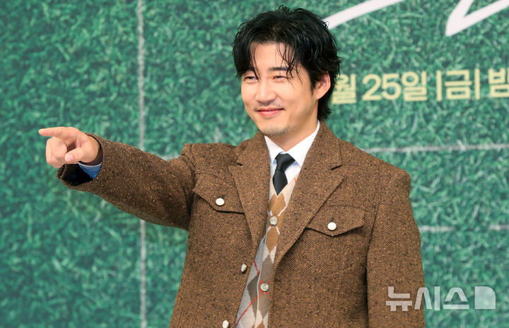 [서울=뉴시스] 김혜진 기자 = 배우 윤계상이 지난 7월 25일 오후 서울 양천구 목동 SBS에서 열린 SBS 새 금토드라마 '트라이: 우리는 기적이 된다'(극본 임진아, 연출 장영석) 제작발표회에서 포즈를 취하고 있다. 2025.07.25. jini@newsis.com