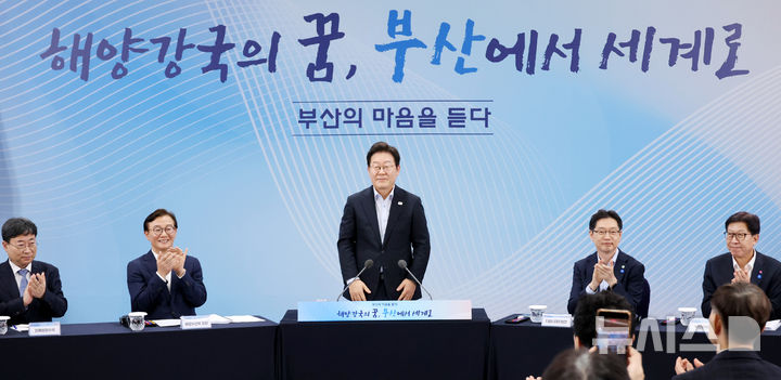 [부산=뉴시스] 최동준 기자 = 이재명 대통령이 25일 부산 부경대에서 열린 타운홀미팅 '부산의 마음을 듣다' 지역 주민 간담회에서 인사하고 있다. (대통령실통신사진기자단) 2025.07.25. photocdj@newsis.com