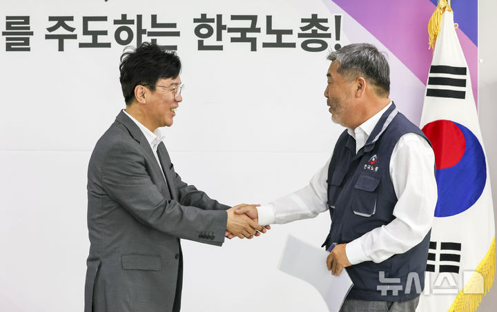 [서울=뉴시스] 조성우 기자 = 김영훈 고용노동부 장관이 25일 오후 서울 영등포구 여의도 한국노동조합총연맹에서 열린 간담회에서 김동명 한국노총 위원장과 만나 인사를 하고 있다. 2025.07.25. xconfind@newsis.com