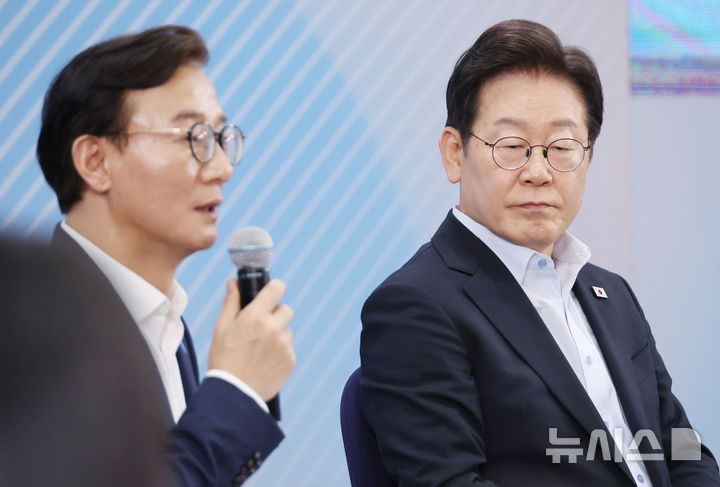 [부산=뉴시스] 최동준 기자 = 이재명 대통령이 25일 부산 부경대에서 열린 타운홀미팅 '부산의 마음을 듣다' 지역 주민 간담회에서 전재수 해양수산부 장관의 발언을 듣고 있다. (대통령실통신사진기자단) 2025.07.25. photocdj@newsis.com