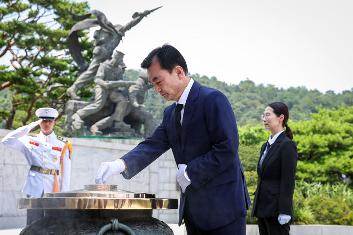 [서울=뉴시스] 안규백 신임 국방부 장관이 25일 서울 동작구 국립서울현충원을 찾아 참배하고 있다. (사진=국방부 제공) 2025.07.25. photo@newsis.com *재판매 및 DB 금지