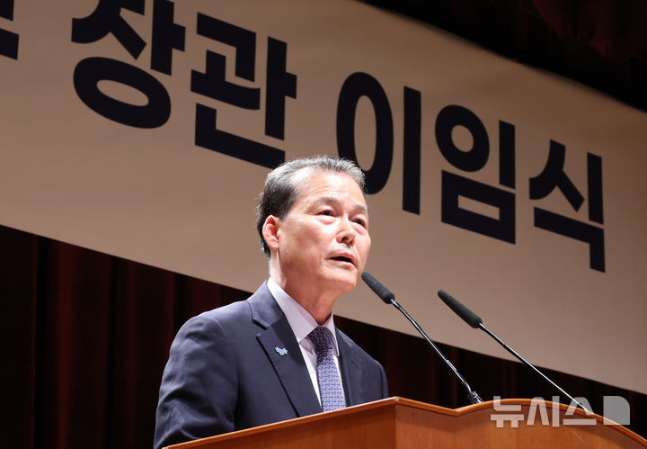 [서울=뉴시스] 김명원 기자 = 김영호 통일부 장관이 25일 서울 종로구 정부서울청사 별관에서 열린 제43대 통일부 장관 이임식에서 이임사를 하고 있다. 2025.07.25. kmx1105@newsis.com