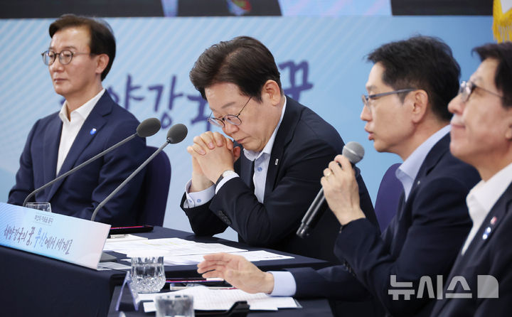 [부산=뉴시스] 최동준 기자 = 이재명 대통령이 25일 부산 부경대에서 열린 타운홀미팅 '부산의 마음을 듣다' 지역 주민 간담회에서 김경수 대통령 직속 지방시대위원장의 발언을 듣고 있다. (대통령실통신사진기자단) 2025.07.25. photocdj@newsis.com