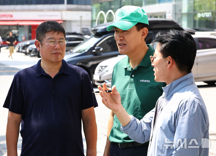 [서울=뉴시스] 최진석 기자 = 오세훈 서울시장이 25일 서울 동대문구 장한평역 인근 천호대로에서 무더위 저감 쿨링로드를 점검하고 있다. 2025.07.25. myjs@newsis.com