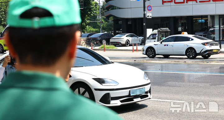 [서울=뉴시스] 최진석 기자 = 오세훈 서울시장이 25일 서울 동대문구 장한평역 인근 천호대로에서 무더위 저감 쿨링로드를 점검하고 있다. 2025.07.25. myjs@newsis.com