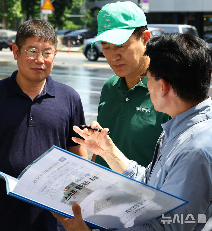 [서울=뉴시스] 최진석 기자 = 오세훈 서울시장이 25일 서울 동대문구 장한평역 인근 천호대로에서 무더위 저감 쿨링로드를 점검하고 있다. 2025.07.25. myjs@newsis.com