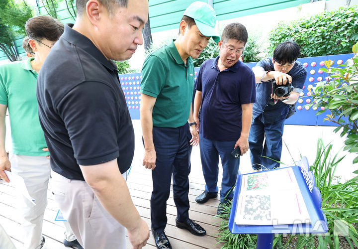 [서울=뉴시스] 최진석 기자 = 오세훈 서울시장이 25일 서울 동대문구 청량꿈숲을 찾아 폭염을 완화하는 일상속 정원을 점검하고 있다. 2025.07.25. myjs@newsis.com