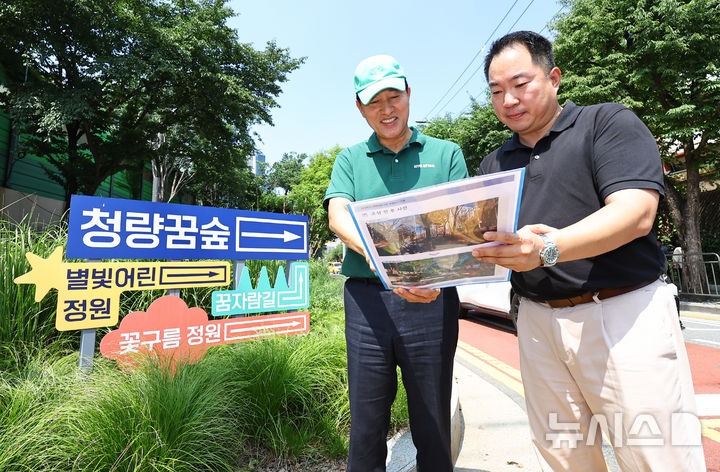 [서울=뉴시스] 최진석 기자 = 오세훈 서울시장이 25일 서울 동대문구 청량꿈숲을 찾아 폭염을 완화하는 일상속 정원을 점검하고 있다. 2025.07.25. myjs@newsis.com