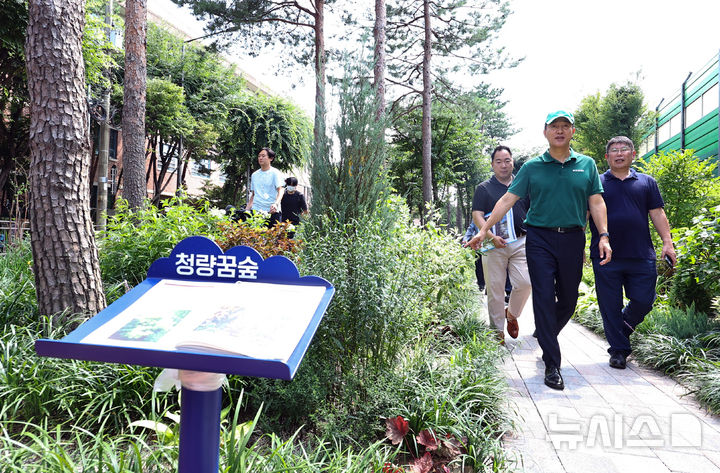 [서울=뉴시스] 최진석 기자 = 오세훈 서울시장이 25일 서울 동대문구 청량꿈숲을 찾아 폭염을 완화하는 일상속 정원을 점검하고 있다. 2025.07.25. myjs@newsis.com