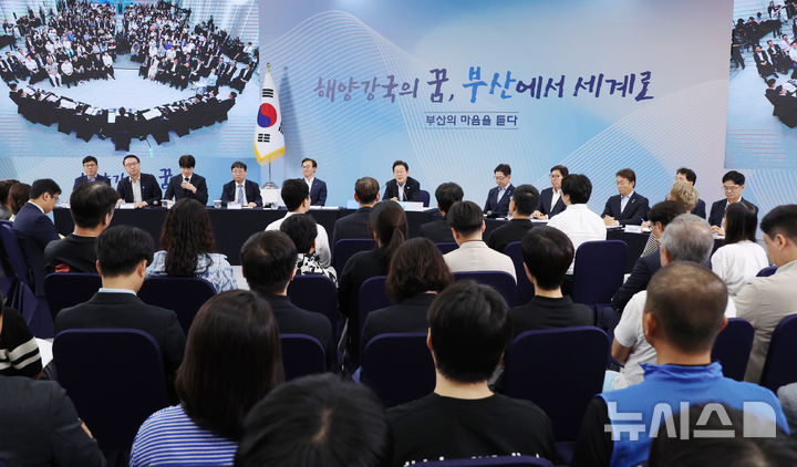 [부산=뉴시스] 최동준 기자 = 하정우 AI미래기획수석이 25일 부산 부경대에서 열린 타운홀미팅 '부산의 마음을 듣다' 지역 주민 간담회에서 발언하고 있다. (대통령실통신사진기자단) 2025.07.25. photocdj@newsis.com