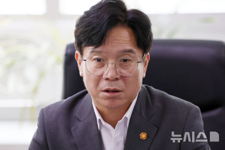 [서울=뉴시스] 조성우 기자 = 김영훈 고용노동부 장관이 25일 오후 서울 영등포구 여의도 한국노동조합총연맹에서 열린 김동명 한국노총 위원장을 비롯한 주요 임원들과 간담회에서 발언하고 있다. 2025.07.25. xconfind@newsis.com