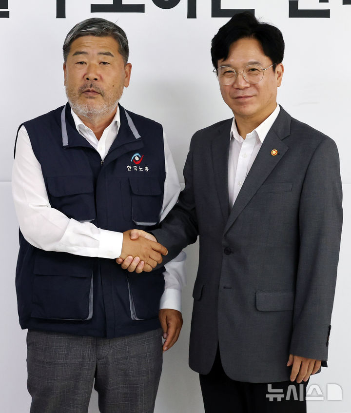 [서울=뉴시스] 조성우 기자 = 김영훈 고용노동부 장관이 25일 오후 서울 영등포구 여의도 한국노동조합총연맹에서 열린 간담회에서 김동명 한국노총 위원장과 기념촬영 하고 있다. 2025.07.25. xconfind@newsis.com