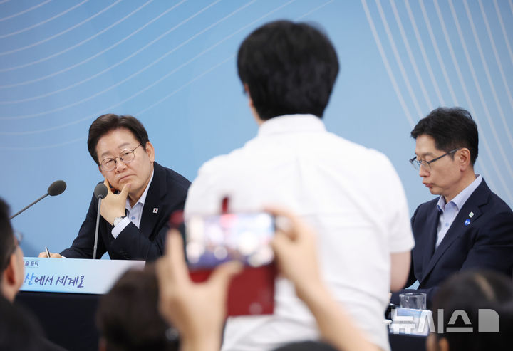 [부산=뉴시스] 최동준 기자 = 이재명 대통령이 25일 부산 부경대에서 열린 타운홀미팅 '부산의 마음을 듣다' 지역 주민 간담회에서 의견을 듣고 있다. (대통령실통신사진기자단) 2025.07.25. photocdj@newsis.com