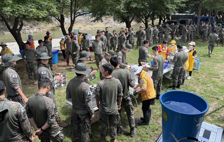 [서울=뉴시스] 대한적십자사는 수해 피해 이재민을 위한 긴급구호 및 복구 활동을 9일째 이어가고 있다고 25일 밝혔다. 사진은 대한적십자사 경기도지사 직원과 봉사원들이 지난 24일 경기 가평군 상면 덕현리에서 수해 복구활동에 참여한 군 수색대원들에 점심을 배식하고 있다. (사진=대한적십자사 제공) 2025.07.25. photo@newsis.com *재판매 및 DB 금지