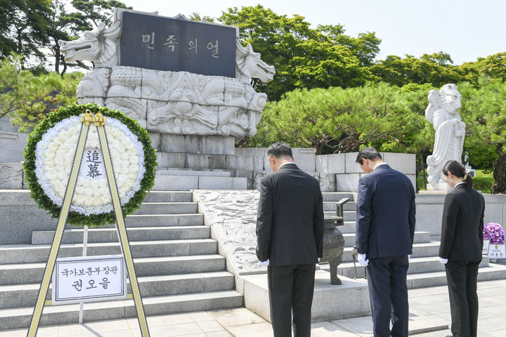 [서울=뉴시스] 권오을 신임 국가보훈부 장관이 25일 오후 세종시 정부세종청사 국가보훈부에서 열린 '제3대 국가보훈부 장관 취임식'에 앞서 국립서울현충원을 찾아 충열대와 무후선열제단에 헌화 참배를 하고 있다. (사진=국가보훈부 제공) 2025.07.25. photo@newsis.com *재판매 및 DB 금지