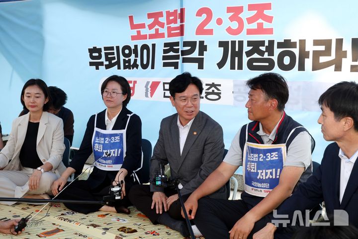 [서울=뉴시스] 조성봉 기자 = 김영훈 고용노동부 장관이 25일 오후 서울 여의도 국회 본청 앞에서 '노조법 2.3조 즉각 개정’을 촉구하며 농성중인 양경수 민주노총 위원장, 김재연 진보당 대표를 비롯한 의원 등과 면담을 하고 있다. 왼쪽부터 김 대표, 정헤경 의원 김 장관, 양 위원장, 한창민 사회민주당 대표. 2025.07.25. suncho21@newsis.com