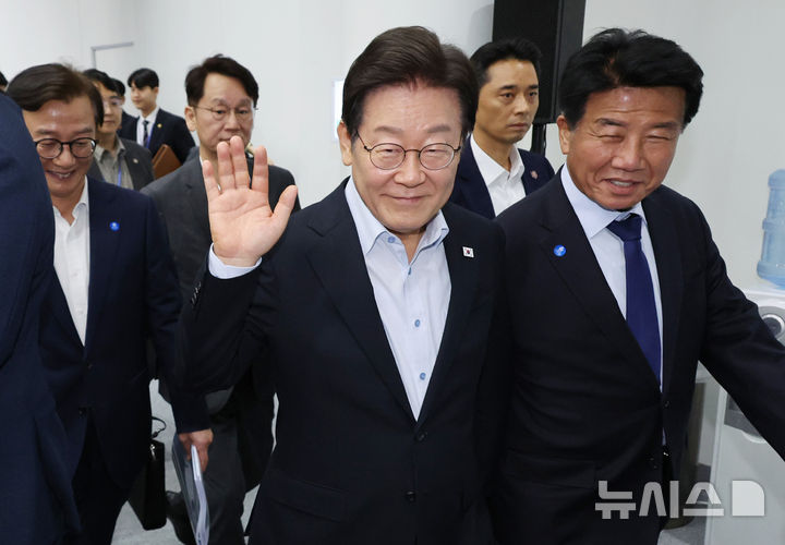 [부산=뉴시스] 최동준 기자 = 이재명 대통령이 25일 부산 부경대에서 열린 타운홀미팅 '부산의 마음을 듣다' 지역 주민 간담회에서 이동하며 인사하고 있다. (대통령실통신사진기자단) 2025.07.25. photocdj@newsis.com