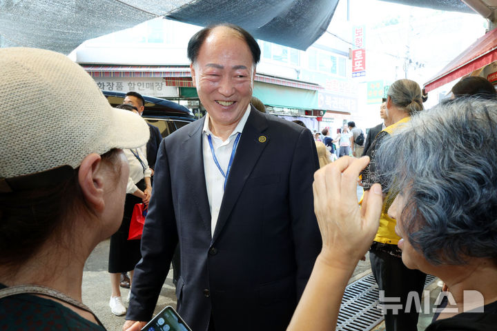 [인천=뉴시스] 고범준 기자 = 윤기천 대통령실 제2부속실장이 25일 인천 계양산시장을 방문한 김혜경 여사를 수행하고 있다. 2025.07.25. bjko@newsis.com