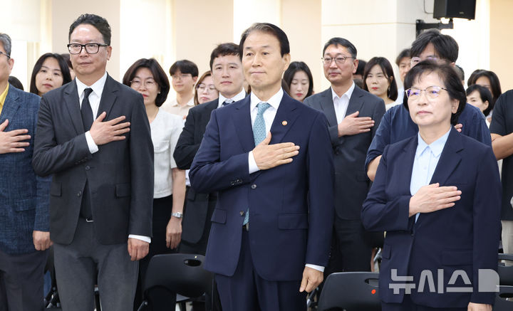 [세종=뉴시스] 강종민 기자 = 권오을 국가보훈부 장관이 25일 세종시 정부세종청사에서 열린 취임식에서 국민의례를 하고 있다. 2025.07.25. ppkjm@newsis.com