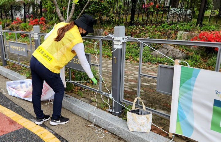 [광주=뉴시스] 광주시 불법현수막 철거. (사진=광주시청 제공). photo@newsis.com *재판매 및 DB 금지