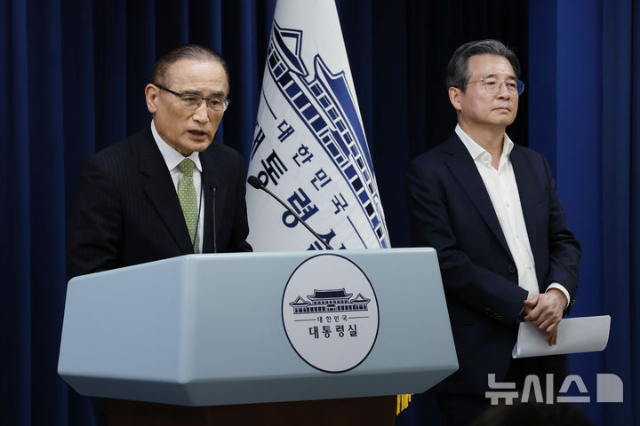 [서울=뉴시스] 최동준 기자 = 김용범(오른쪽) 정책실장과 위성락 국가안보실장이 25일 서울 용산 대통령실 청사에서 통상대책회의 관련 브리핑을 하고 있다. 2025.07.25. photocdj@newsis.com