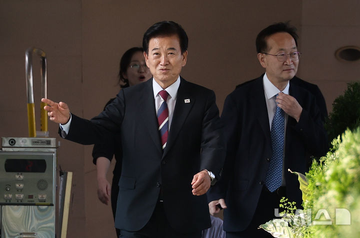 [서울=뉴시스] 김명원 기자 = 정동영 통일부 장관이 25일 서울 종로구 정부서울청사 별관에서 열린 제44대 통일부 장관 취임식에 참석하기 위해 이동하고 있다. 2025.07.25. kmx1105@newsis.com