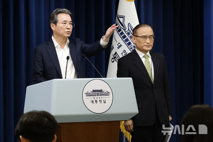 [서울=뉴시스] 최동준 기자 = 김용범(왼쪽) 정책실장과 위성락 국가안보실장이 25일 서울 용산 대통령실 청사에서 통상대책회의 관련 브리핑을 마친 뒤 질문을 받고 있다. 2025.07.25. photocdj@newsis.com