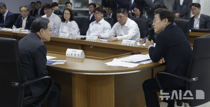 [시흥=뉴시스] 최동준 기자 = 이재명 대통령과 허영인 SPC그룹 회장이 25일 경기 시흥시 SPC삼립 시화공장에서 열린 산업재해 근절 현장 노사간담회에서 발언하고 있다. 2025.07.25. photocdj@newsis.com